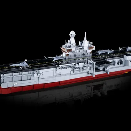 1:450 Scale Large Assault Aircraft Carrier (M38-B0699)
